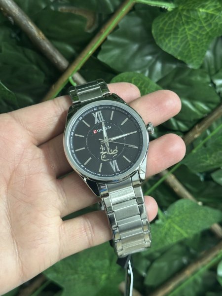 ساعة مع حفر الاسم